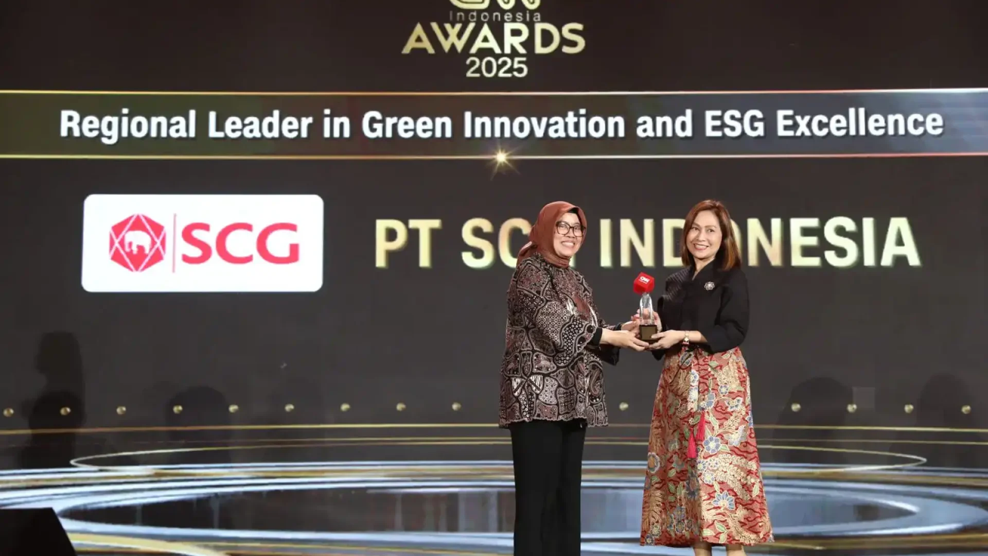 Foto 1_SCG menerima apresiasi dari media nasional CNN Indonesia melalui penghargaan CNN Indonesia Awards 2025 untuk kategori Regional Leader in Green Innovation and ESG Excellence