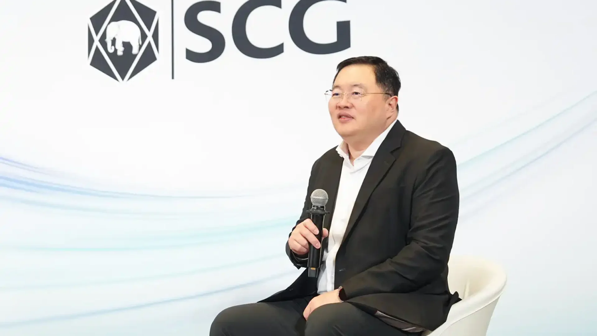 Foto 2_Thammasak Sethaudom, President and CEO SCG