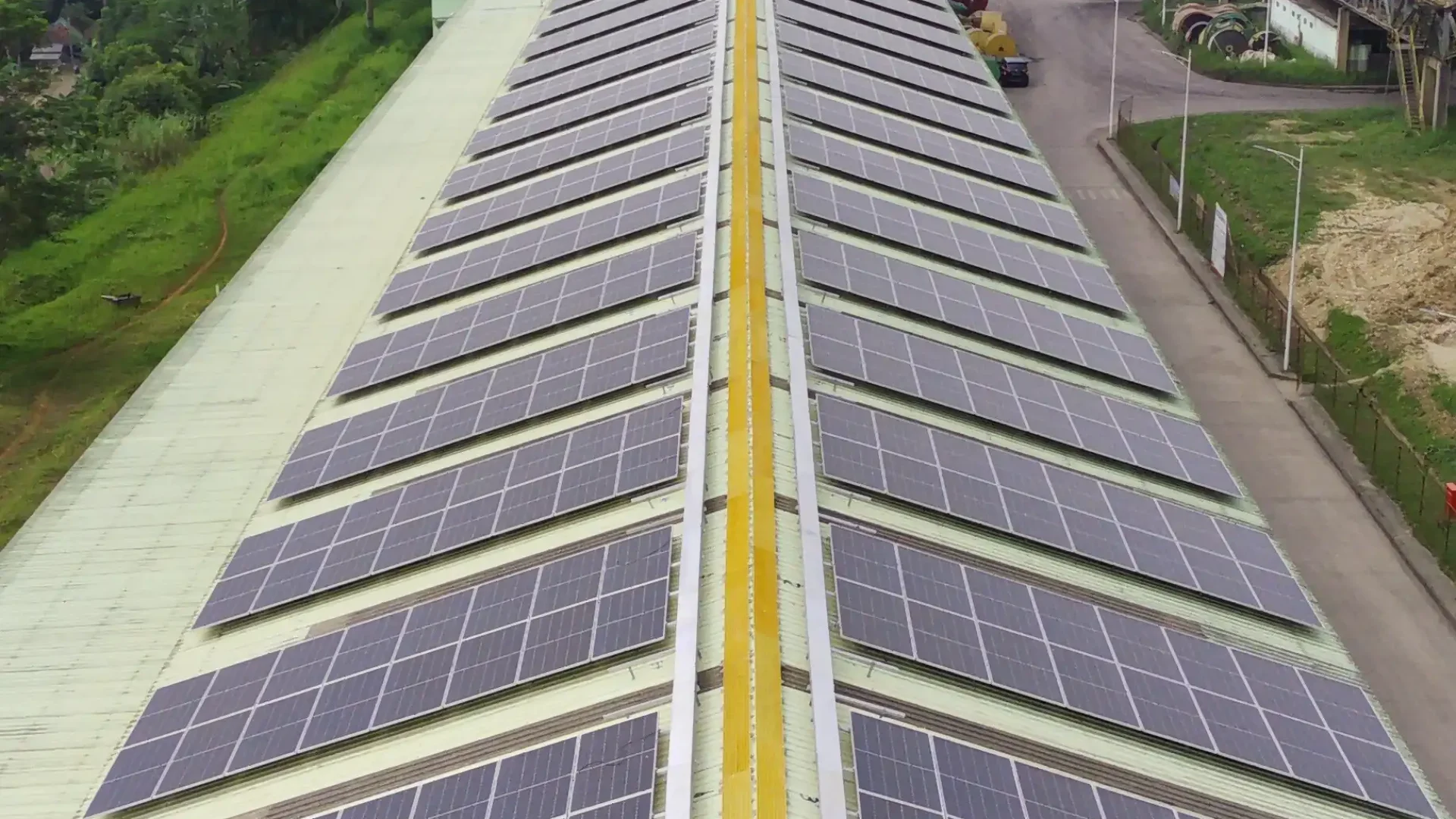 Foto 3_Panel Surya di Pabrik Semen SCG (PT Semen Jawa)