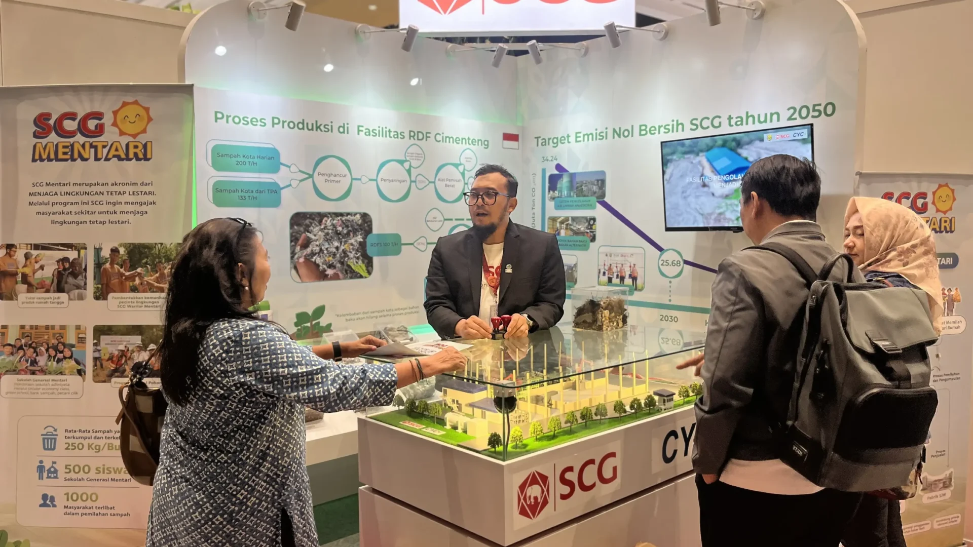 Foto 4_SCG, melalui PT Semen Jawa, mengadakan booth untuk menunjukkan berbagai program pelestarian lingkungan