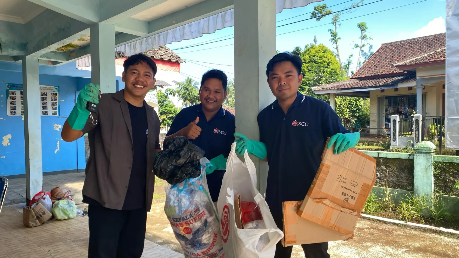 Foto 5_Anggota dari Warrior Mentari, komunitas pecinta lingkungan yang didirikan oleh SCG