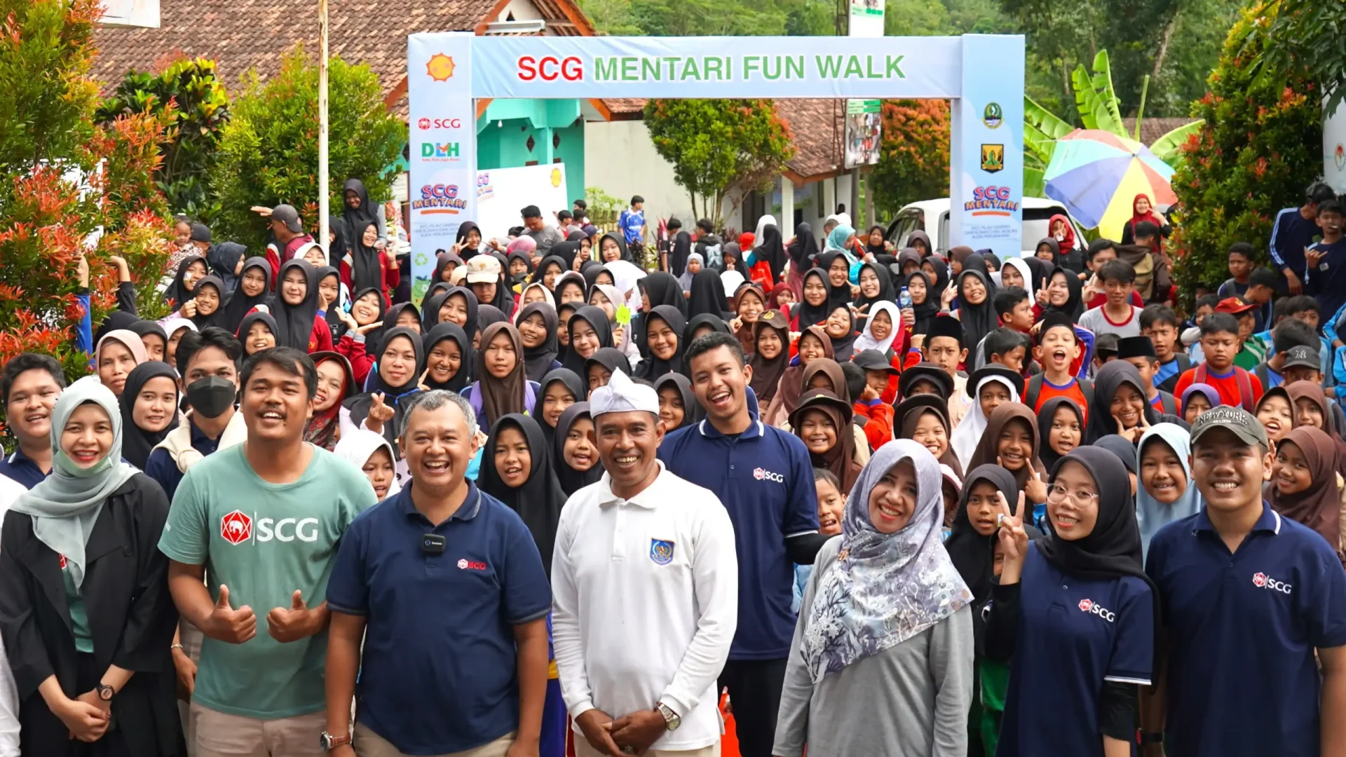 Foto 5_Peserta di Desa Sukamaju yang turut berpartisipasi dalam aksi pengelolaan dan pembersihan sampah di sekitar lokasi kegiatan serta jalan sehat sambil membersihkan lingkungan